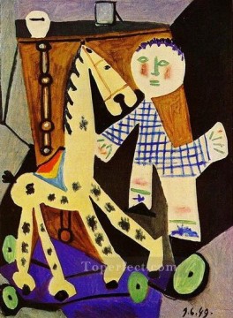 Claude tiene dos años con su caballo sobre ruedas 1949 Pablo Picasso Pinturas al óleo